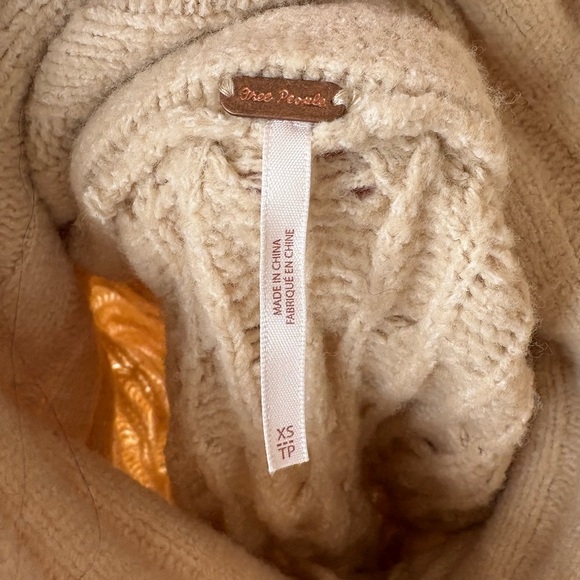 Free People women’s Mae Cream Cable Knit
Oversized Sweater sz XS button down - Picture 11 of 11